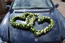 Blumengesteck auf Auto