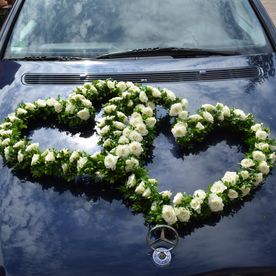 Blumengesteck auf Auto