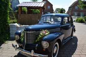 Blumengestecke am Auto